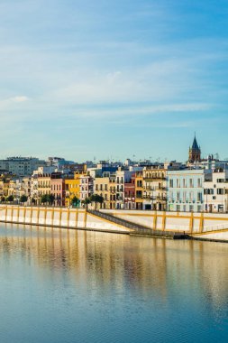 Sevilla Betis Street, nehir Guadalquivir kıyısında bulunan, şehir merkezinin karşı tarafında.