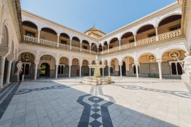 Sevilla, Es - 27 Temmuz 2017: Casa de Pilatos, İtalyan Rönesansı ve İspanyol Mudejar stillerini birleştiren bir saraydır. Endülüs sarayının prototipi olarak kabul edilir..