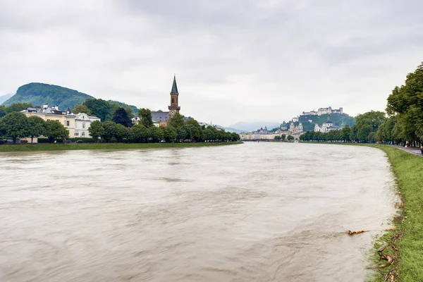 Salzburg Austria Julio 2014 Río Salzach Atraviesa Ciudad Salzburgo Austria —  Fotos de Stock