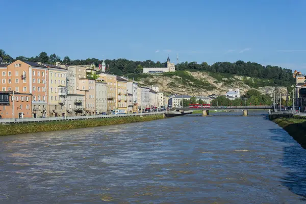 奥地利萨尔茨堡 2014年8月1日 萨尔扎克河通过奥地利萨尔茨堡市 — 图库照片