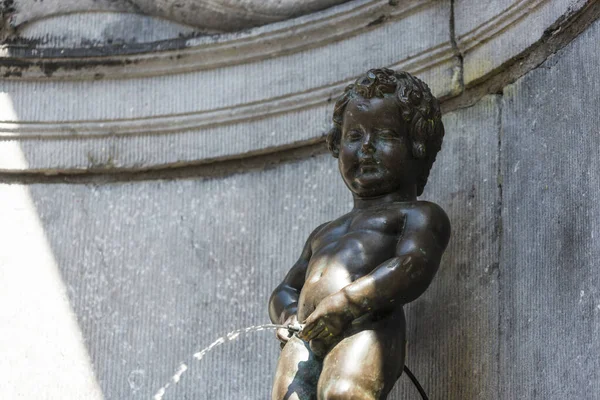 小便小僧 小さな男おしっこ またはル ジュリアン ブリュッセル ベルギーのランドマークの小さなブロンズ彫刻 — ストック写真