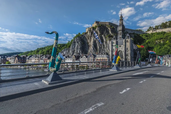 比利时 2014年6月15日 桥梁横跨河默兹河通过迪南镇 位于比利时南部的瓦里地区 — 图库照片