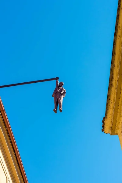 プラハ 2015年5月28日 ジークムント フロイト像がチェコ共和国プラハで片手で吊るされる — ストック写真