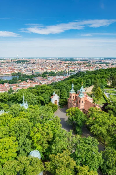 聖ローレンス教会はペトリンの丘の上にあり ペトリン展望台とプラハのハンガー ウォールの隣にあります Czech Republic — ストック写真