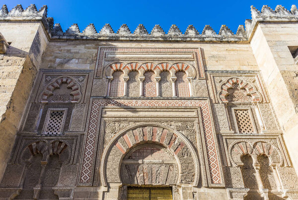 Большая мечеть Кордовы, средневековая исламская мечеть считается одним из самых совершенных памятников мавританской архитектуры в испанском городе Кордова, Андалусия, Испания
.