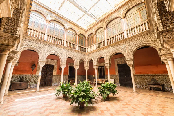 Seville July 2017 塞维利亚的萨林纳之家展示了其16世纪的原始建筑 从建筑开始就有各种元素 在美学上都是统一的 — 图库照片