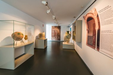 Sevilla, Es - 7 Mart 2017: Centro Ceramica Triana, İspanya'nın Endülüs şehrinin seramik geleneğini korumak ve tanıtmak amacıyla 2014 yılında oluşturulmuş bir müzedir..