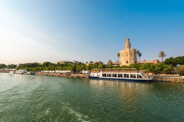 Sevilla, Es - 25 Temmuz 2017: Guadalquivir Nehri'nden turistik bir seyir olarak Manzaraları Endülüs, İspanya Sevilla geçer.