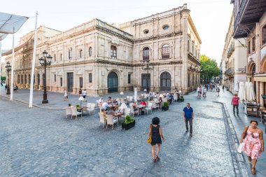 Sevilla, Es - 26 Temmuz 2017: Endülüs'teki Sevilla şehrinin terasları, İspanya.