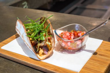 Zengin Endülüs ve İspanyol Akdeniz gastronomisinin tipik renkli yemeği.