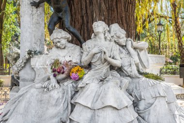 Becquer çardak Maria Luisa park, Sevilla, Endülüs, İspanya bulunmaktadır. Romantik şair Gustavo Adolfo Becquer'e adanmış beyaz mermer bir anıttır..