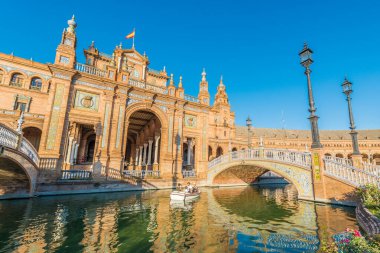 Seville, Es - 28 Temmuz 2017: Plaza de Espana, İspanya'nın Sevilla kentindeki Maria Luisa Park'ta yer alan bir mimari topluluktur. 1929'daki Ibero-Amerikan Fuarı'nın ana binası olarak inşa edilmiştir..
