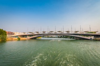 Sevilla, Es - 25 Temmuz 2017: Santisimo Mesih'in Son Kullanma Tarihi Köprüsü (Cachorro Köprüsü olarak da bilinir) Sevilla'da Guadalquivir nehrini geçen bir şehir köprüsüdür..