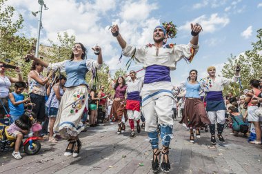 VILAFRANCA DEL PENEDES, İspanya - 29 AUG: Ball de Gitanes Festa Major kutlamaları kapsamında Cercavila 'da 29 Ağustos 2012' de İspanya 'nın Vilafranca del Penedes kentinde düzenlenen dans gösterisi.
