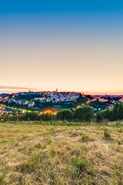 Rodez, Aveyron bölümü Midi Pyrenees, Fransa'nın Le Monastere dan görüldüğü gibi günbatımı