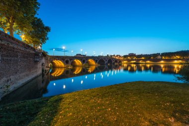 Pont Neuf, 220 metre uzun köprü onun 7 kemerli Toulouse, 1659 yılında açılışı Haute-Garonne, Midi Pyrenees, Güney Fransa.