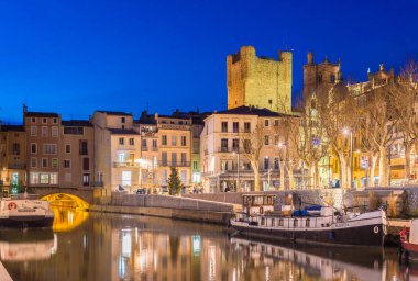 Narbonne, Fransa - 13 Şubat 2016: Canal de la Whys Languedoc-Roussillon-Midi-Pyrenees, Fransa'da Narbonne şehir geçerek