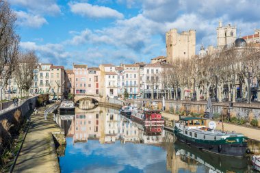 Narbonne, Fransa - 13 Şubat 2016: Pont des Marchands in Canal de la Robine, Narbonne in Languedoc-Roussillon-Midi-Pyrenees, Fransa