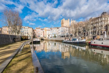 Narbonne, Fransa - 13 Şubat 2016: Pont des Marchands in Canal de la Robine, Narbonne in Languedoc-Roussillon-Midi-Pyrenees, Fransa