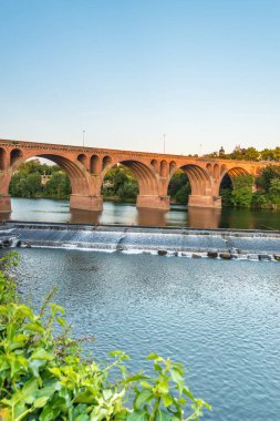 Eski köprünün Albi Tarn bölgesinde, Midi Pyrenees, Fransa geçerek Tarn Nehri'nin suları geçiş