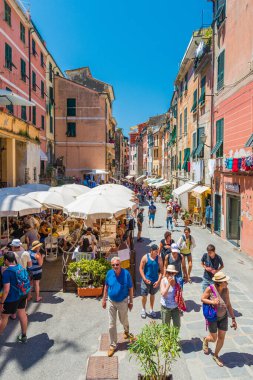 VERNAZA, IT - 26 Haziran 2016: Liguria Bölgesi Cinque Terre 'deki Vernazza köyü, Kuzey İtalya.