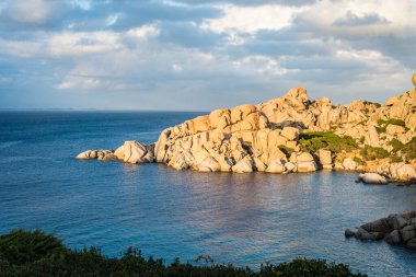 Sardinya, İtalya 'da Cala Spinosa' nın Rocky plajı.