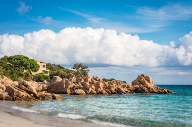 Arzachena yakınlarındaki Capriccioli plajı, Olbia-Tempio ili, Sardinya, İtalya.