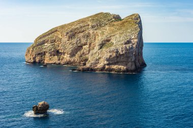 Sassari ilinin Alghero şehri yakınlarındaki Forada Adası 'ndaki Palombi mağarası, Sardunya, İtalya.