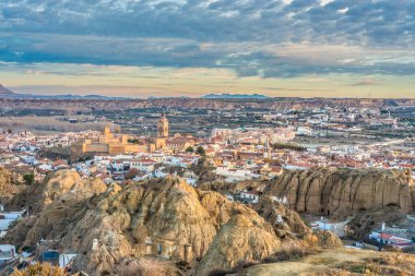 Sunrise birinden Guadix Andalusia, İspanya Granada'da bakış açıları.