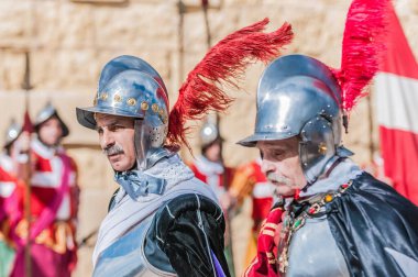 birgu - Kasım 04: 04 Kasım 2012 tarihinde fort ve onun garrison Order of st. john Şövalyeleri grand icra memuru tarafından muayene birgu, malta tasvir guardia canlandırma içinde.