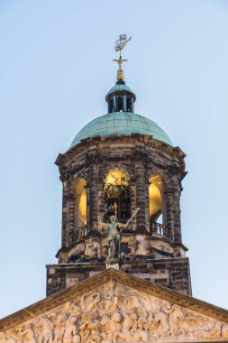 Kraliyet Sarayı (Koninklijk Paleis Amsterdam ya da Paleis op de Barajı) Amsterdam, Hollanda Yasası Meclis tarafından hükümdar emrinde olan üç saraylar.