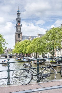 Amsterdam, Hollanda - 15 Haziran 2013: Westerkerk (Batı kilisesi) Jordaan bölgesinin yanında, Amsterdam'daki Prinsengracht kanalının kıyısında, Hollanda.