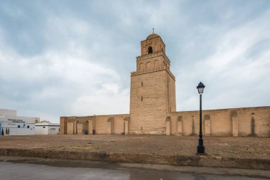 Kayravan, Tn - 16 Şubat 2017: Ulu Cami, olarak da bilinen Uqba Camii, Tunus, Unesco Dünya Mirası Kent Kayravan içinde yer alan en önemli camilerinden olan.