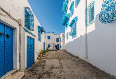 SIDI BOU 15 Mart 2017: Sidi Bou Said, Tunus 'un kuzeyindeki Tunus' a yaklaşık 20 km uzaklıkta bulunan bir kasabadır..