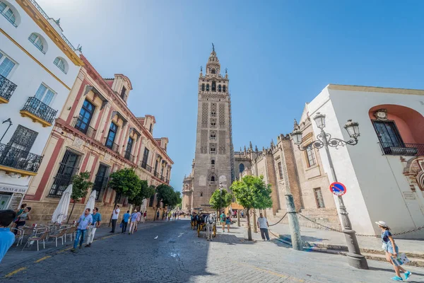 Seville 2017年7月31日 Giraldaは スペインのアンダルシア州 セビリアのサンタ マリア セデ大聖堂の鐘楼に与えられた名前です その上にはジラルディロが立っている — ストック写真