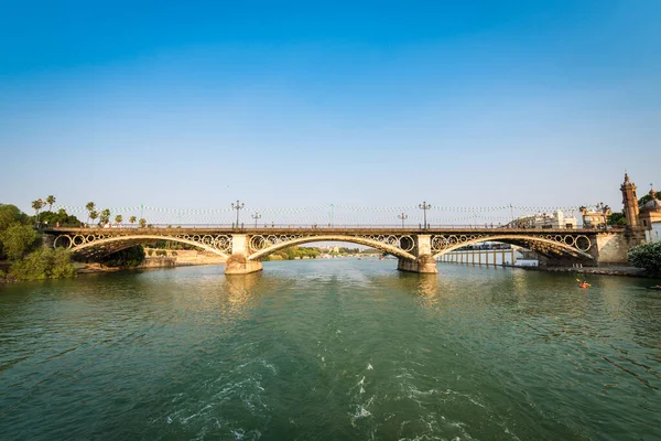 Seville Julho 2017 Ponte Triana Sobre Rio Guadalquivir Sevilha Andaluzia — Fotografia de Stock