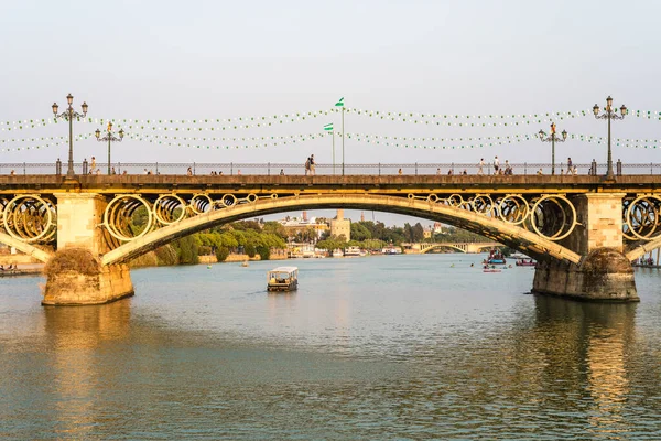 Seville Julho 2017 Ponte Triana Sobre Rio Guadalquivir Sevilha Andaluzia — Fotografia de Stock