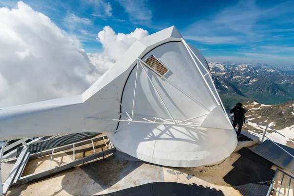 法国上比利牛斯省比格罗尔市的Pic Midi Bigorre的炮塔望远镜 — 图库照片