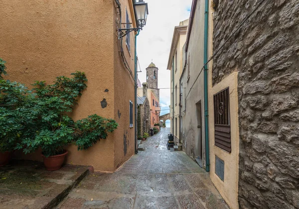 Castelsardoは イタリアのアシナラ湾の東端にあるサッサリ州内のサルデーニャ島の北西に位置しています — ストック写真