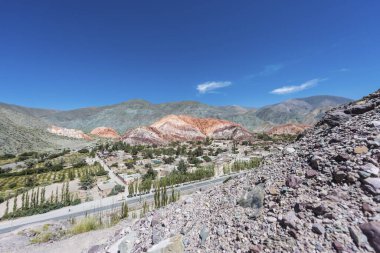 purmamarca Köyü, renkli Vadisi quebrada de humahuaca jujuy il, Kuzey Arjantin arkasında Cerro de los siete colores (yedi renk tepe).
