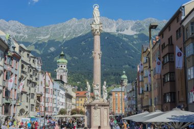 Innsbruck, Avusturya - Ağustos 16: st anne sütun (annasaule) olan maria-theresien Caddesi ve onun en ünlü yerlerinden Meryem heykeli 16 Ağustos 2013 Innsbruck, Avusturya.