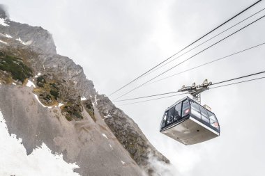 INNSBRUCK, AUSTRIA - 2 Haziran 2016: Tyrol bölgesinde Innsbrucker Nordkette dağı ve kayak alanı kablolu yayını, Batı Avusturya 'da Innsbruck Nord' u.