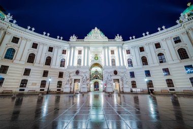 Viyana 'daki Hofburg, Habsburg Hanedanı' nın eski baş sarayıdır ve bugün Avusturya Cumhurbaşkanının resmi ikamet ve iş yeri olarak hizmet vermektedir..