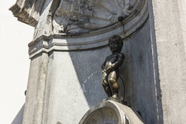 Manneken Pis (küçük adam çiş) veya le Petit Julien, bir Simgesel Yapı küçük bronz heykel Brüksel, Belçika