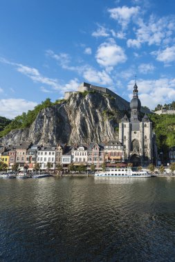 Dinant, Belçika - 15 Haziran 2014: Meuse Nehri Valon, Belçika bulunan Dinant kasaba geçerek.