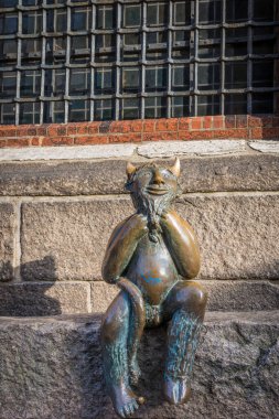Luebeck, Schleswig-Holstein, Kuzey Almanya Marienkirche (St Mary kilisesi) dışında bir taş üzerinde oturan sevimli küçük şeytan.