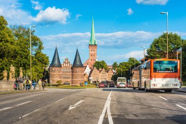 Luebeck, De - 15 Eylül 2017: Holsten Gate (Holstentor), Kuzey Almanya'da Schleswig-Holstein'daki Eski Luebeck merkezinin batı sınırını işaretleyen bir şehir kapısı.