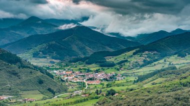 Santander, Cantabria yakınlarındaki Liebana Comarca 'nın en ilginç turistik yerlerinden biri olan Potes yakınlarındaki San Miguel Hermitage..