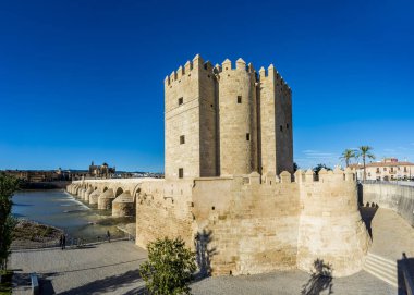 Cordoba, İspanya - 30 Ekim 2013: The Calahorra Tower yakındaki Roma Köprüsü Cordoba, Endülüs, İspanya tarihi merkezi korumak için Almohads tarafından inşa edilmiş bir müstahkem kapısıdır.