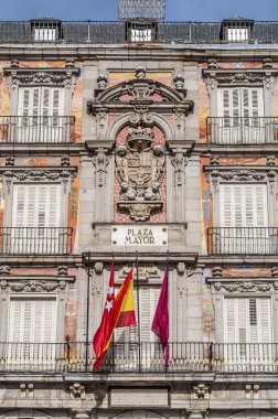 Plaza Mayor Habsburg döneminde inşa edilmiş ve 237 balkon bu Meydanı Madrid, İspanya bakacak olan üç katlı konut çevrili şehirde Merkezi Plaza.